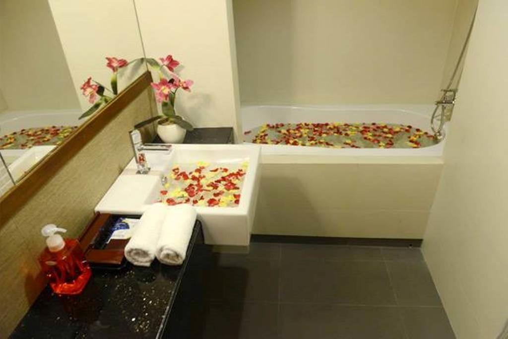 Green Paradise Hotel Yangon Extérieur photo
